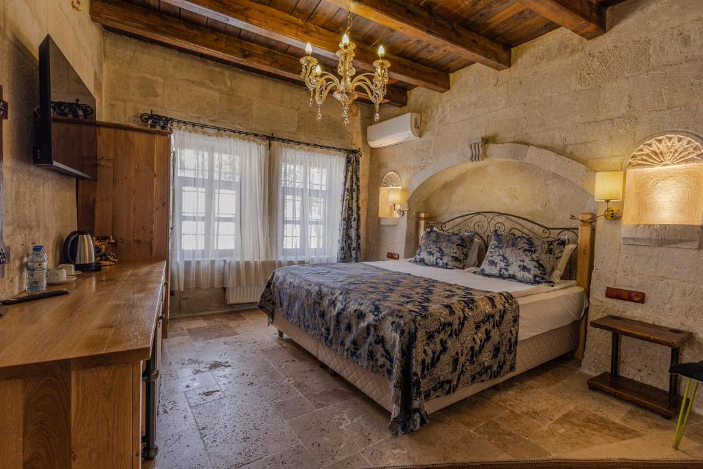 Postel nebo postele na pokoji v ubytování Göreme Cave Suites