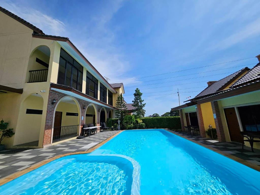 Piscina de la sau aproape de CottagePine Rayong Resort&Cafe
