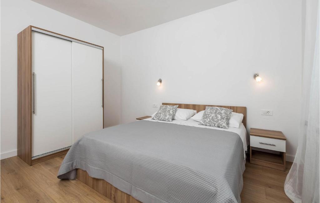 Posteľ alebo postele v izbe v ubytovaní 1 Bedroom Stunning Apartment In Kampor