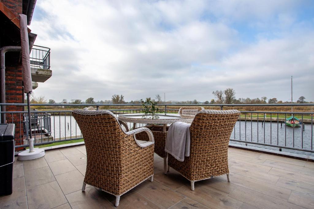 ウッカーミュンデにあるFerienwohnung Abendrot 299のバルコニーにテーブルと椅子が置かれたパティオ