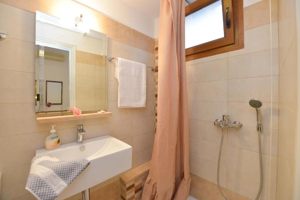 Kylpyhuone majoituspaikassa Artemon Hotel