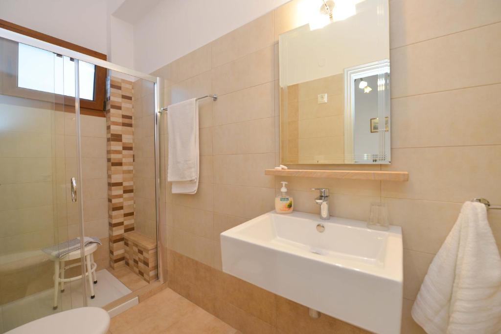 Kylpyhuone majoituspaikassa Artemon Hotel