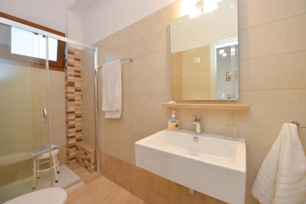 Koupelna v ubytování Artemon Hotel