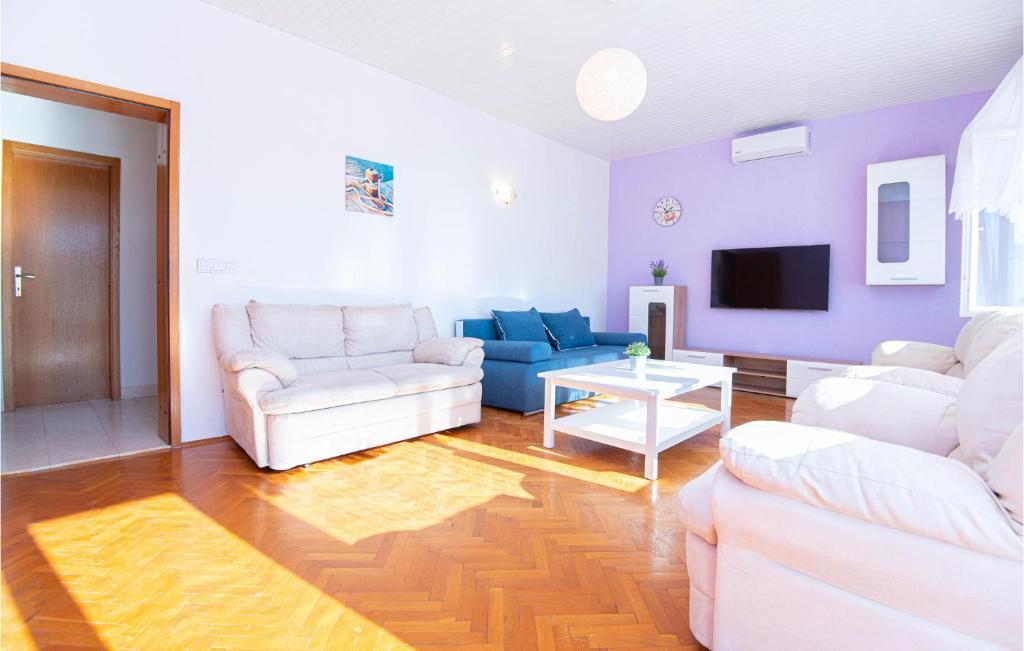 TV a/nebo společenská místnost v ubytování Holiday Home Dolac With Sea View 06