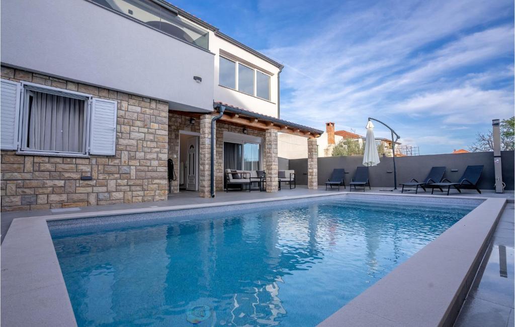 basen przed domem w obiekcie Cozy Home In Posedarje With Wifi w mieście Posedarje