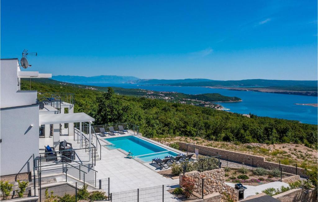 una imagen de una casa con piscina en Villa Visum, en Crikvenica