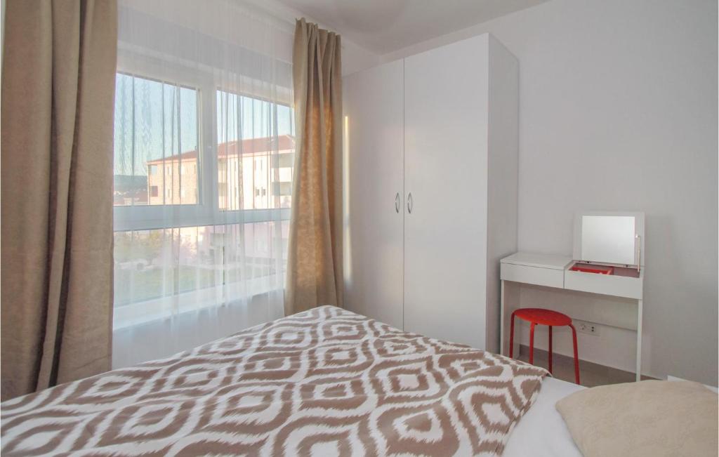 Posteľ alebo postele v izbe v ubytovaní Amazing Apartment In Okrug Gornji