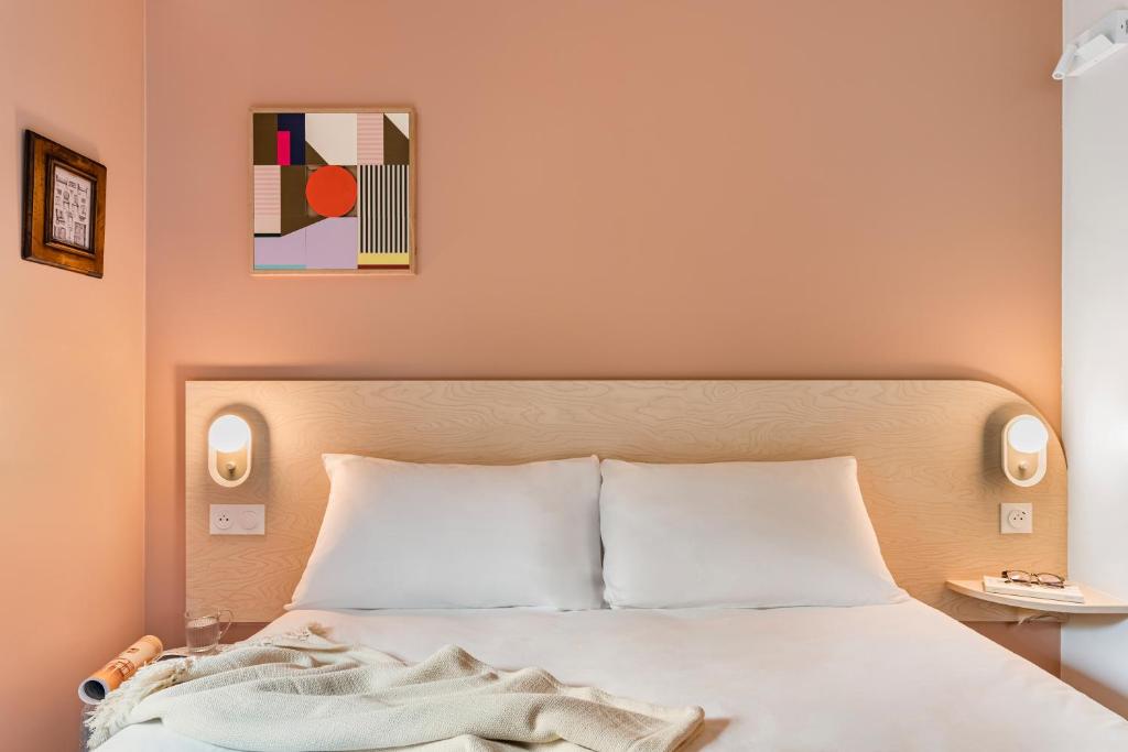 Postel nebo postele na pokoji v ubytování greet Hôtel Prévessin Genève Aéroport