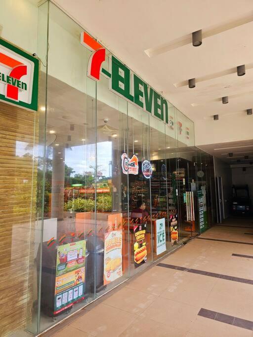 Supermarket nebo jiné obchody v  apartmánu nebo okolí