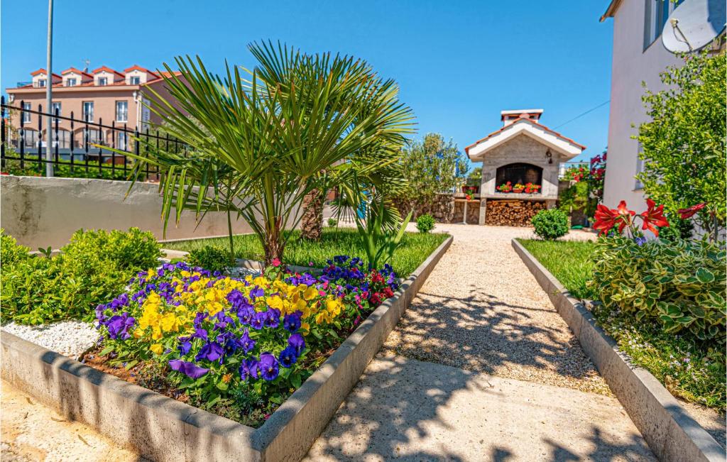 Zahrada ubytování Three-Bedroom Apartment In Vodice