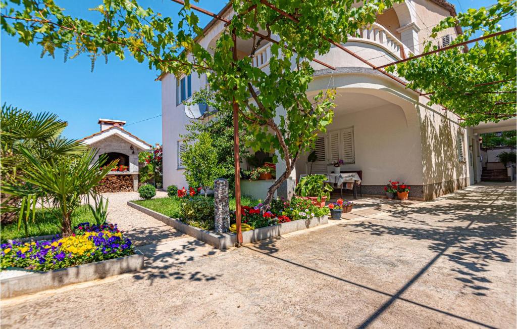 Zahrada ubytování Three-Bedroom Apartment In Vodice