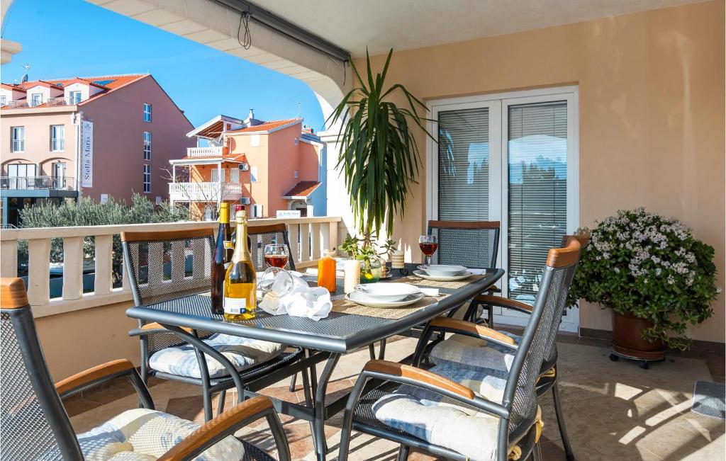 Balkón nebo terasa v ubytování Three-Bedroom Apartment In Vodice