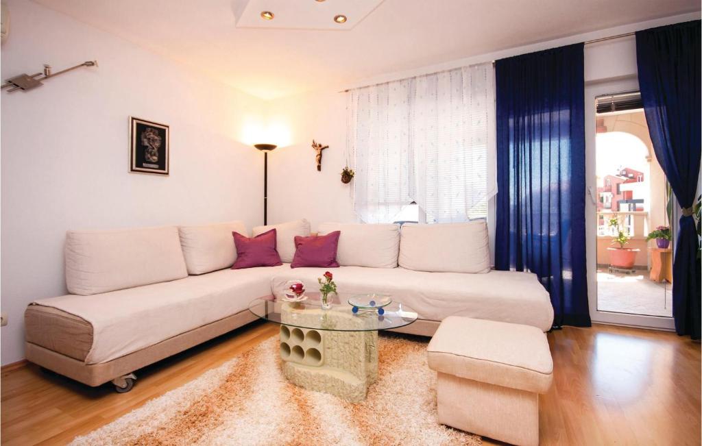 Posezení v ubytování Three-Bedroom Apartment In Vodice