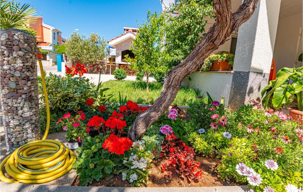 Zahrada ubytování Three-Bedroom Apartment In Vodice
