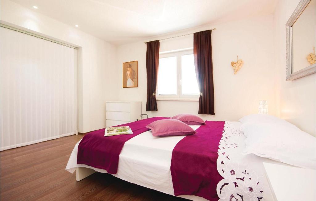 Postel nebo postele na pokoji v ubytování Three-Bedroom Apartment In Vodice