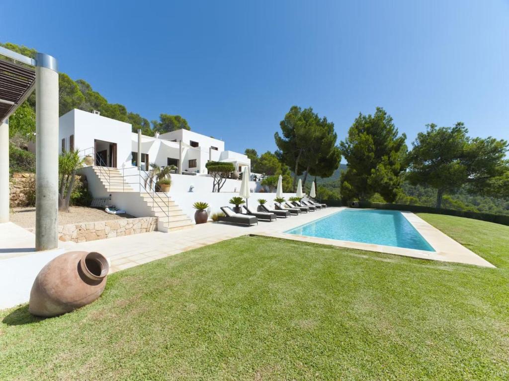 Πισίνα στο ή κοντά στο Apartment in Ibiza near Cala Vadella Beach