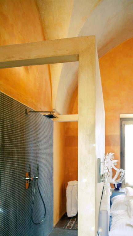 La salle de bains privative est pourvue d'une douche. dans l'établissement Wp RELAIS LOCANDA FIORE DI ZAGARA, à Diso