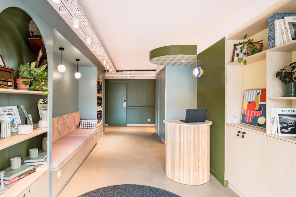 Kuchyň nebo kuchyňský kout v ubytování greet Hôtel Prévessin Genève Aéroport