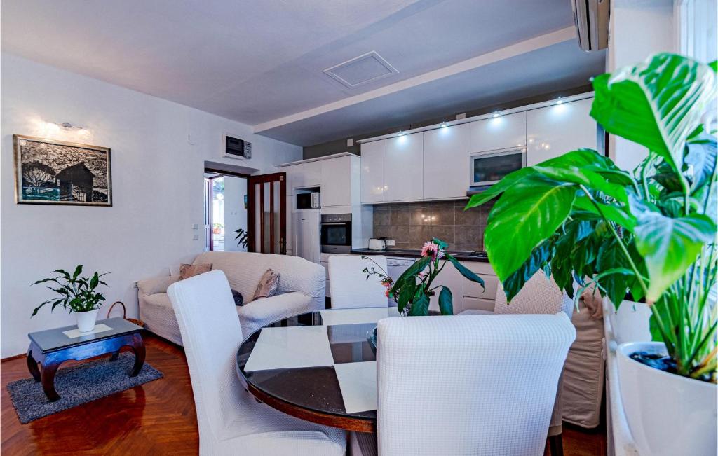 Kuchyň nebo kuchyňský kout v ubytování 1 Bedroom Nice Home In Korcula