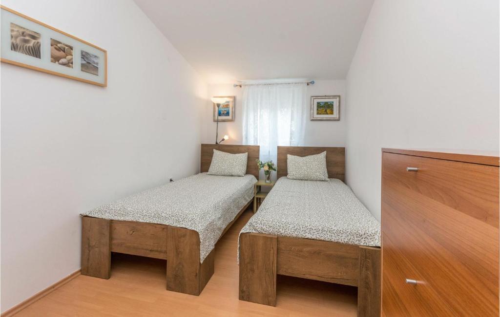 Posteľ alebo postele v izbe v ubytovaní Cozy Apartment In Pakostane With Wifi