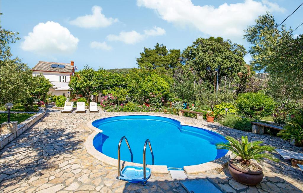 - une piscine dans une cour avec une maison en arrière-plan dans l'établissement Nice Apartment In Mundanije With Wifi, à Mundanije