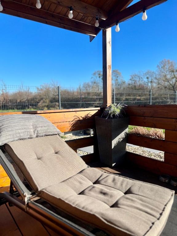 Domek letniskowy z jacuzzi nad rzeką Bzurą - Casa De Una Habitación