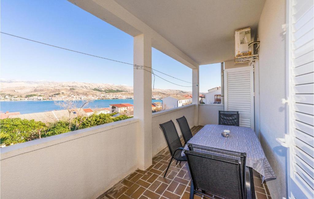 3 Bedroom Awesome Apartment In Pag