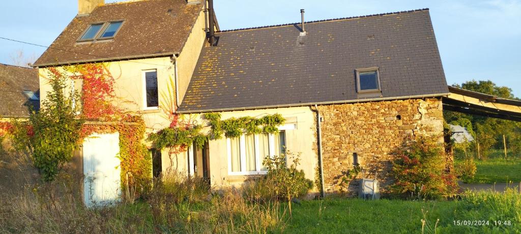 une ancienne maison en briques avec un toit noir dans l'établissement maison de campagne au bord de la mer, à Saint-Georges-de-la-Rivière