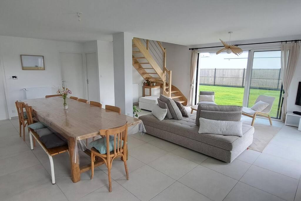 un salon avec une table et un canapé dans l'établissement MoLiMa, maison de bord de mer, 12à14 personnes, à Loctudy