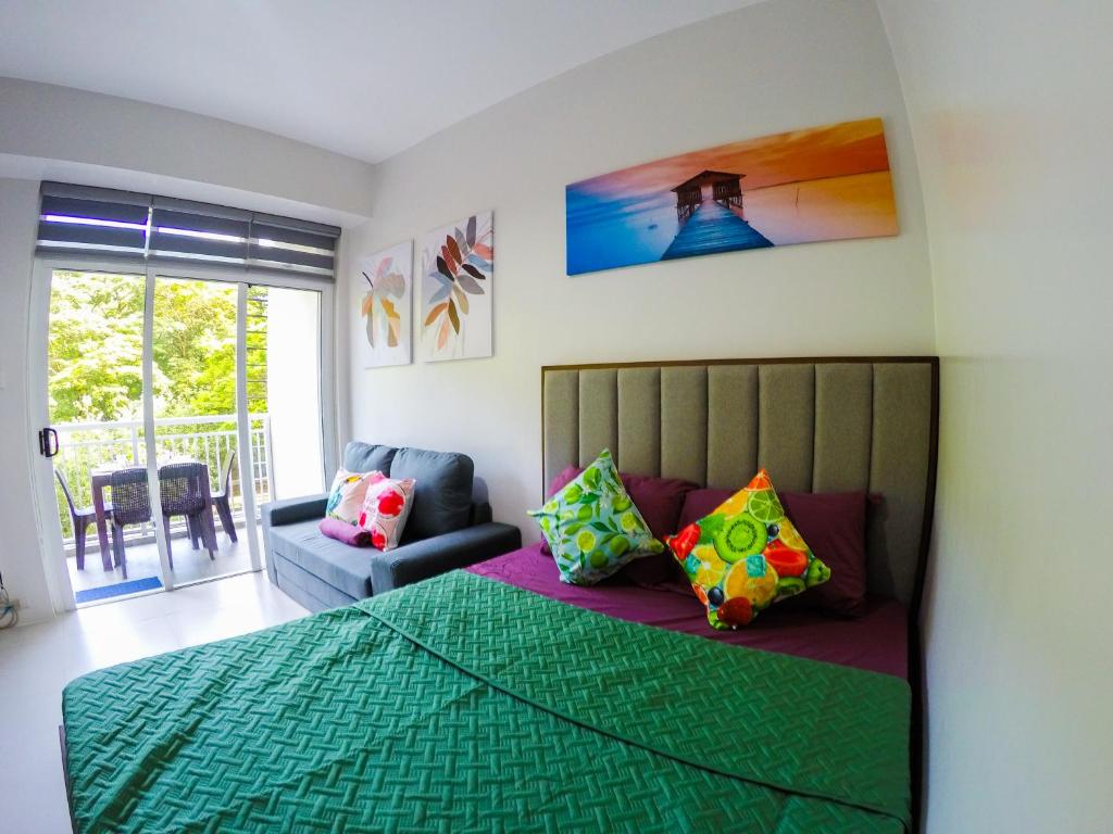 Voodi või voodid majutusasutuse Seas the Day Pico De Loro Hamilo Coast Batangas toas