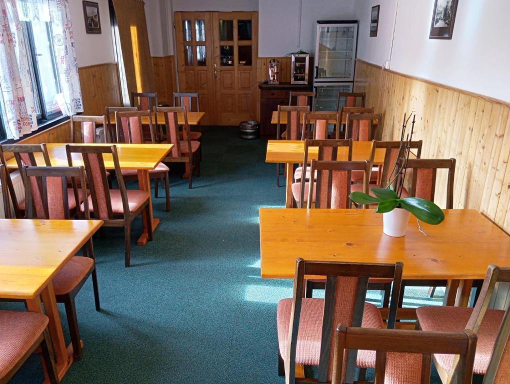 Reštaurácia alebo iné gastronomické zariadenie v ubytovaní Penzion Villa