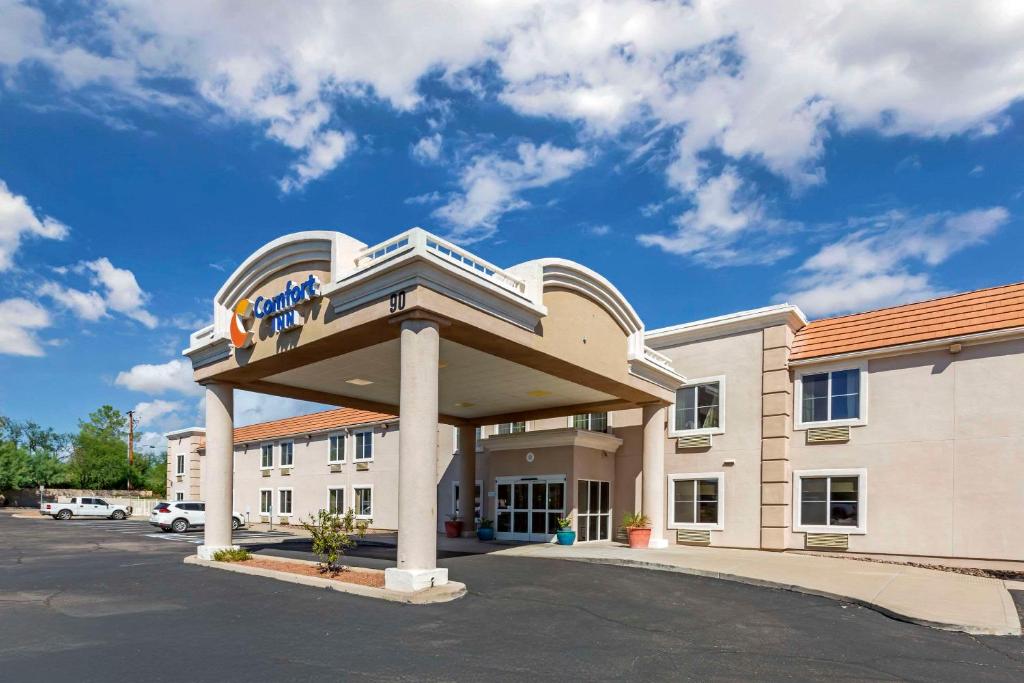 a hotel building with a sign on top of it at Comfort Inn Green Valley I-19 in Green Valley