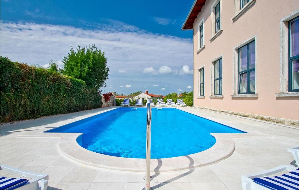una piscina davanti a una casa di Villa Old School House a Bašići