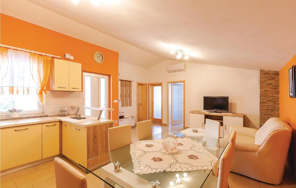 Kuchyň nebo kuchyňský kout v ubytování Apartment Vodnjan With Fireplace 10