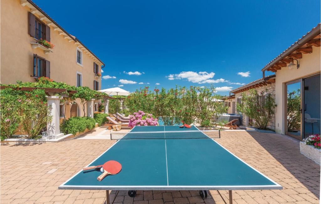 Tenis stołowy w obiekcie Cozy Home In Tinjan With Wifi lub pobliżu