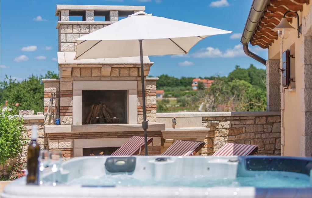 Balkon lub taras w obiekcie Cozy Home In Tinjan With Wifi