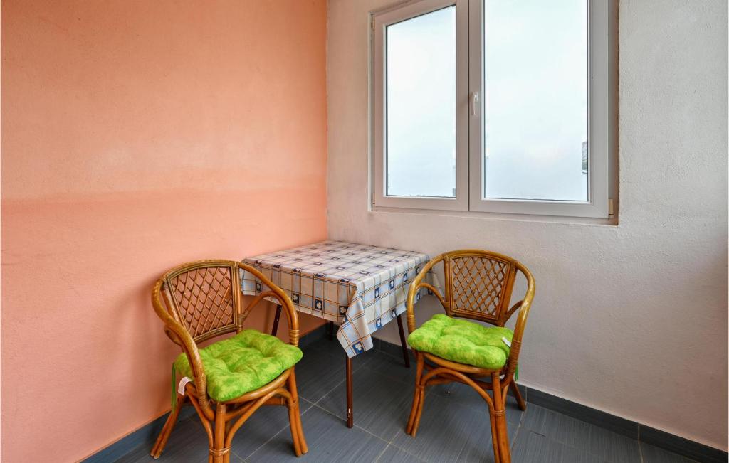Posedenie v ubytovaní Beach Front Apartment In Pag With Wifi