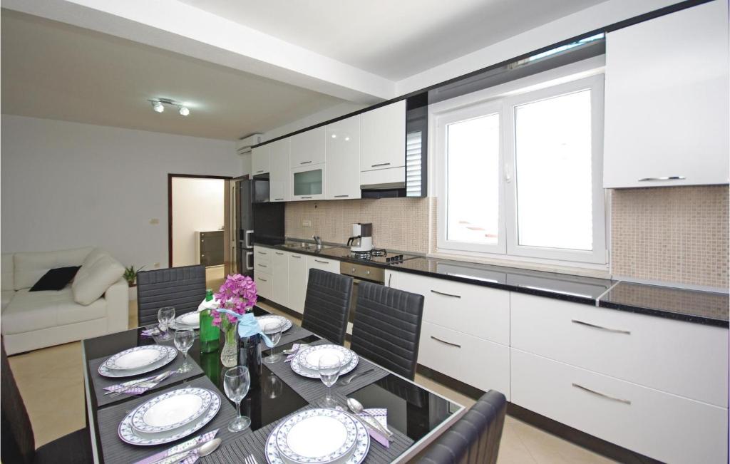 Kuchyňa alebo kuchynka v ubytovaní Four-Bedroom Holiday Home In Veliki Prolog