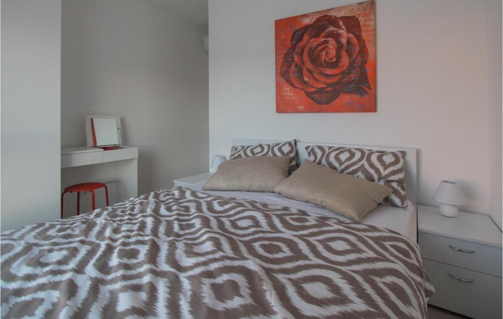 Posteľ alebo postele v izbe v ubytovaní Amazing Apartment In Okrug Gornji