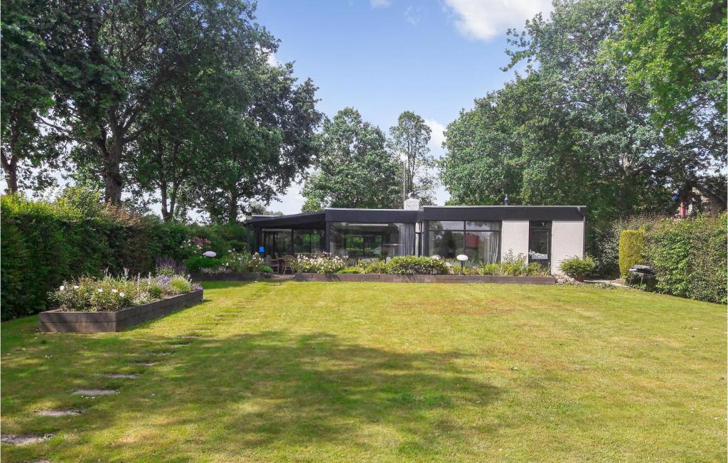 アルネマイデンにある3 Bedroom Amazing Home In Arnemuidenの庭付きの庭のガラス張り