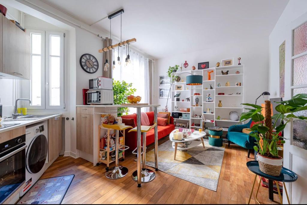 une cuisine et un salon avec une table et des chaises dans l'établissement Charming quiet apartment near Montmartre, à Paris