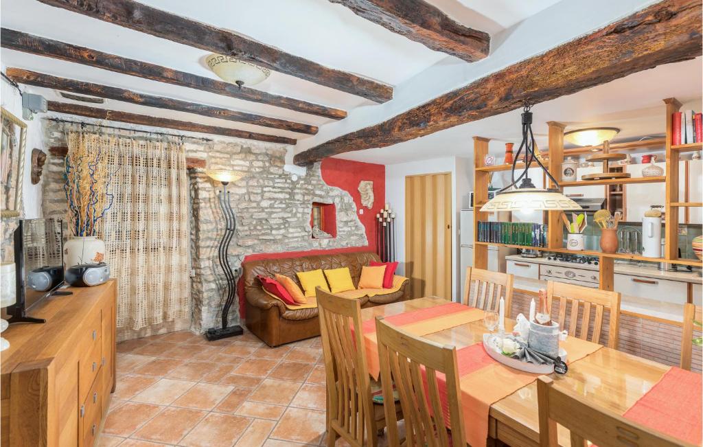 Posedenie v ubytovaní Beautiful Home In Bale With Kitchen
