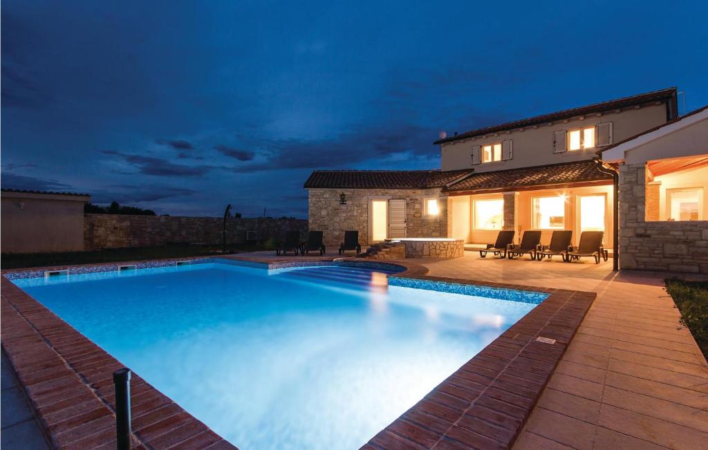 Bazén v ubytovaní Nice Home In Valtura With Jacuzzi alebo v jeho blízkosti