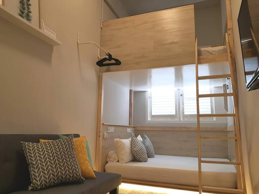 Heritage Loft on Beach Street near UNESCO Zone & Street Art 3 في جورج تاون: غرفة بها سرير بطابقين وأريكة وسلّم