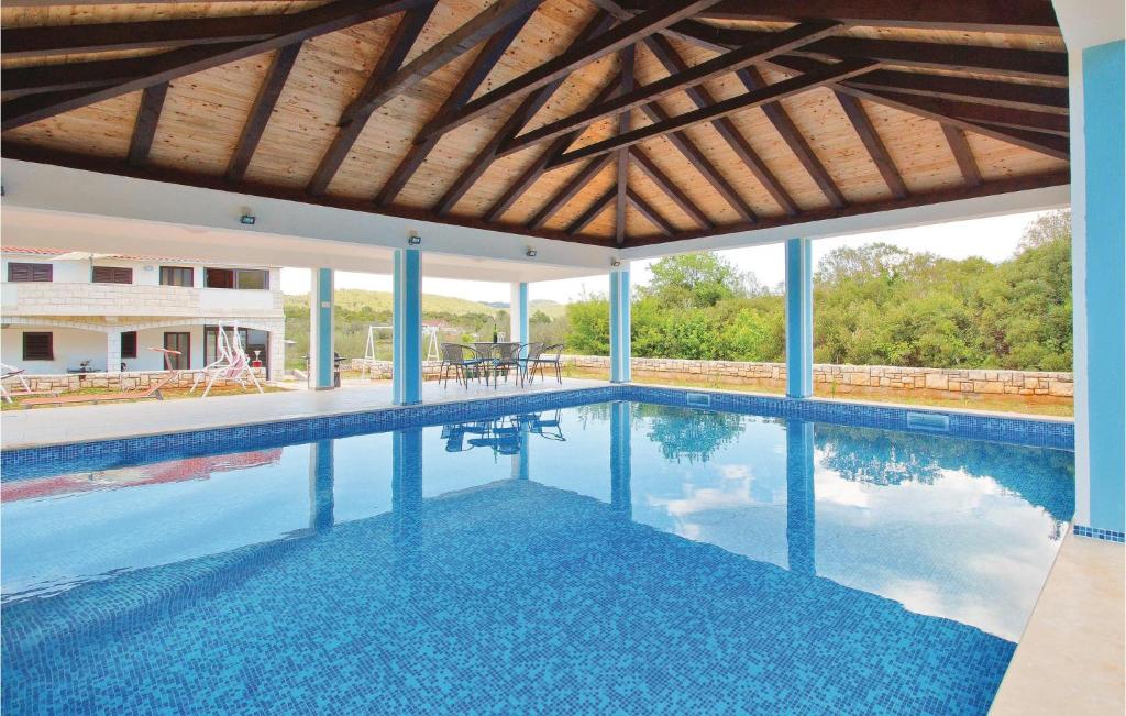 Kolam renang di atau dekat dengan Four-Bedroom Holiday Home Vela Luka 03