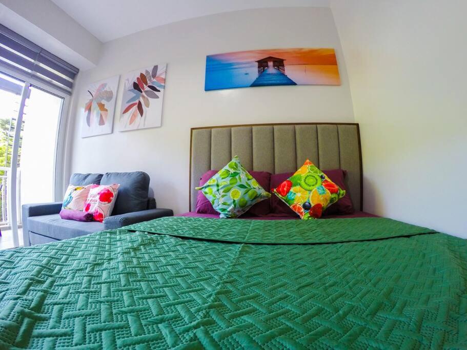 Voodi või voodid majutusasutuse Seas the Day Pico De Loro Hamilo Coast Batangas toas