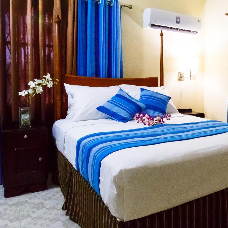 Postel nebo postele na pokoji v ubytování Jasmine Inn