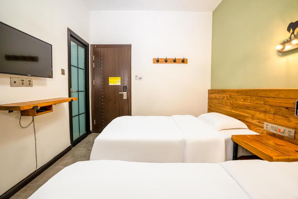 Postel nebo postele na pokoji v ubytování Tianmenshan Loft Art Inn