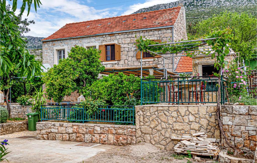 Κήπος έξω από το 2 Bedroom Awesome Home In Orebic