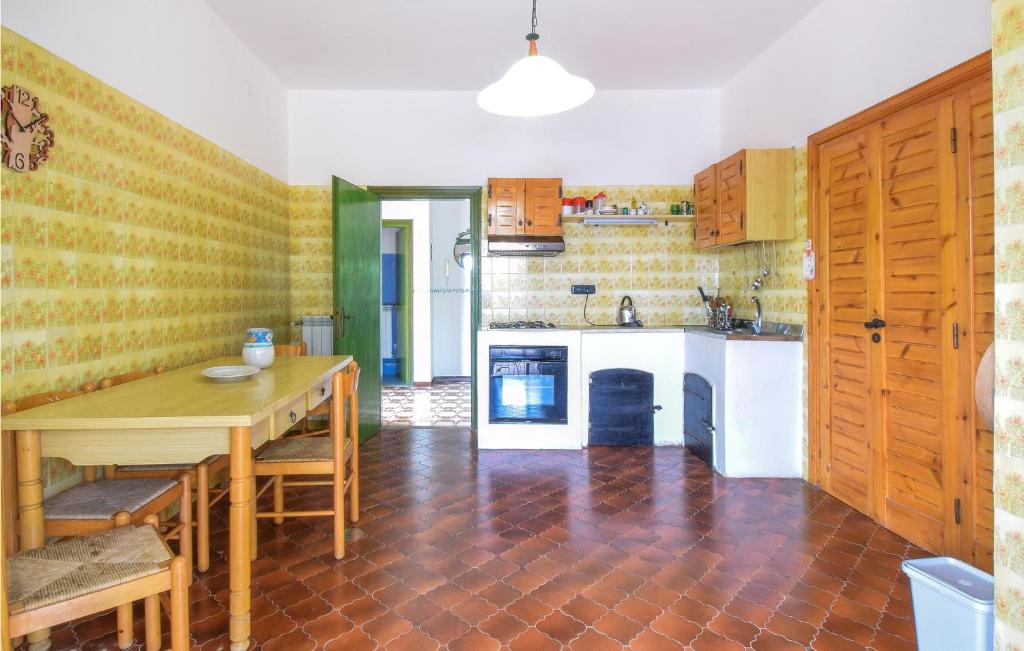 Kuchnia lub aneks kuchenny w obiekcie Gorgeous Home In Carano With Kitchen